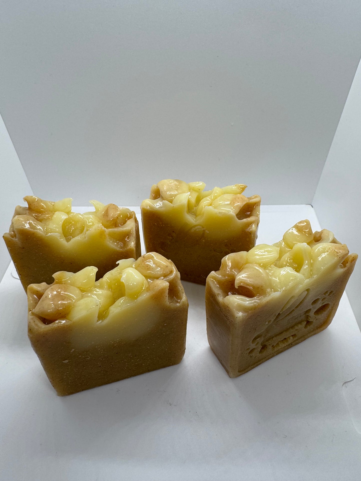 Jabón de cúrcuma y gardenia , saponificado en frío .