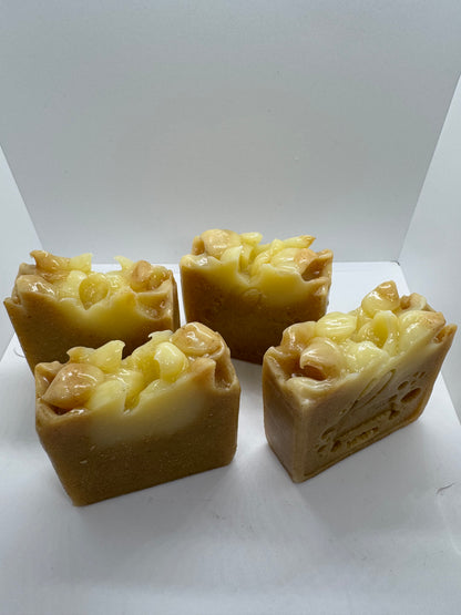 Jabón de cúrcuma y gardenia , saponificado en frío .