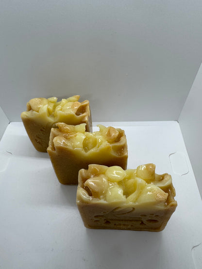 Jabón de cúrcuma y gardenia , saponificado en frío .