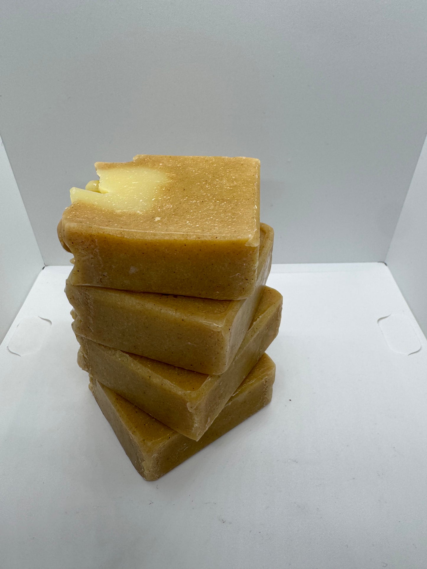Jabón de cúrcuma y gardenia , saponificado en frío .
