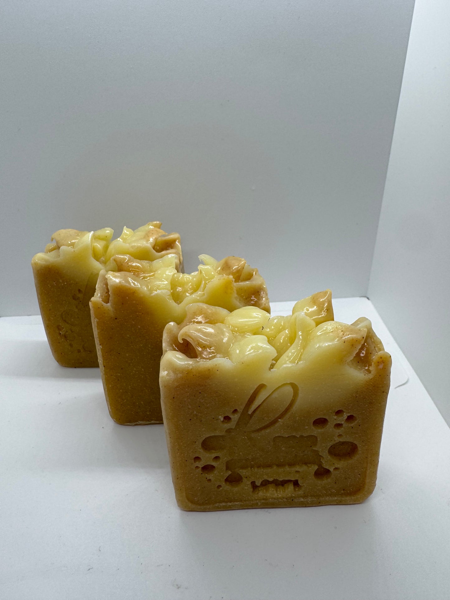 Jabón de cúrcuma y gardenia , saponificado en frío .