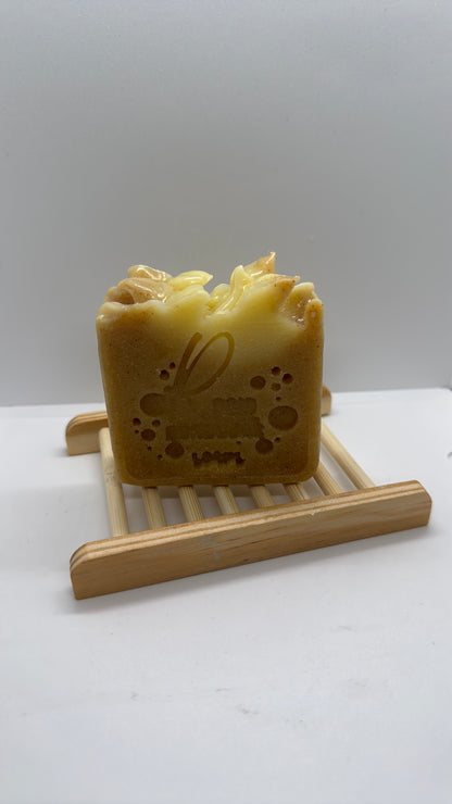 Jabón de cúrcuma y gardenia , saponificado en frío .