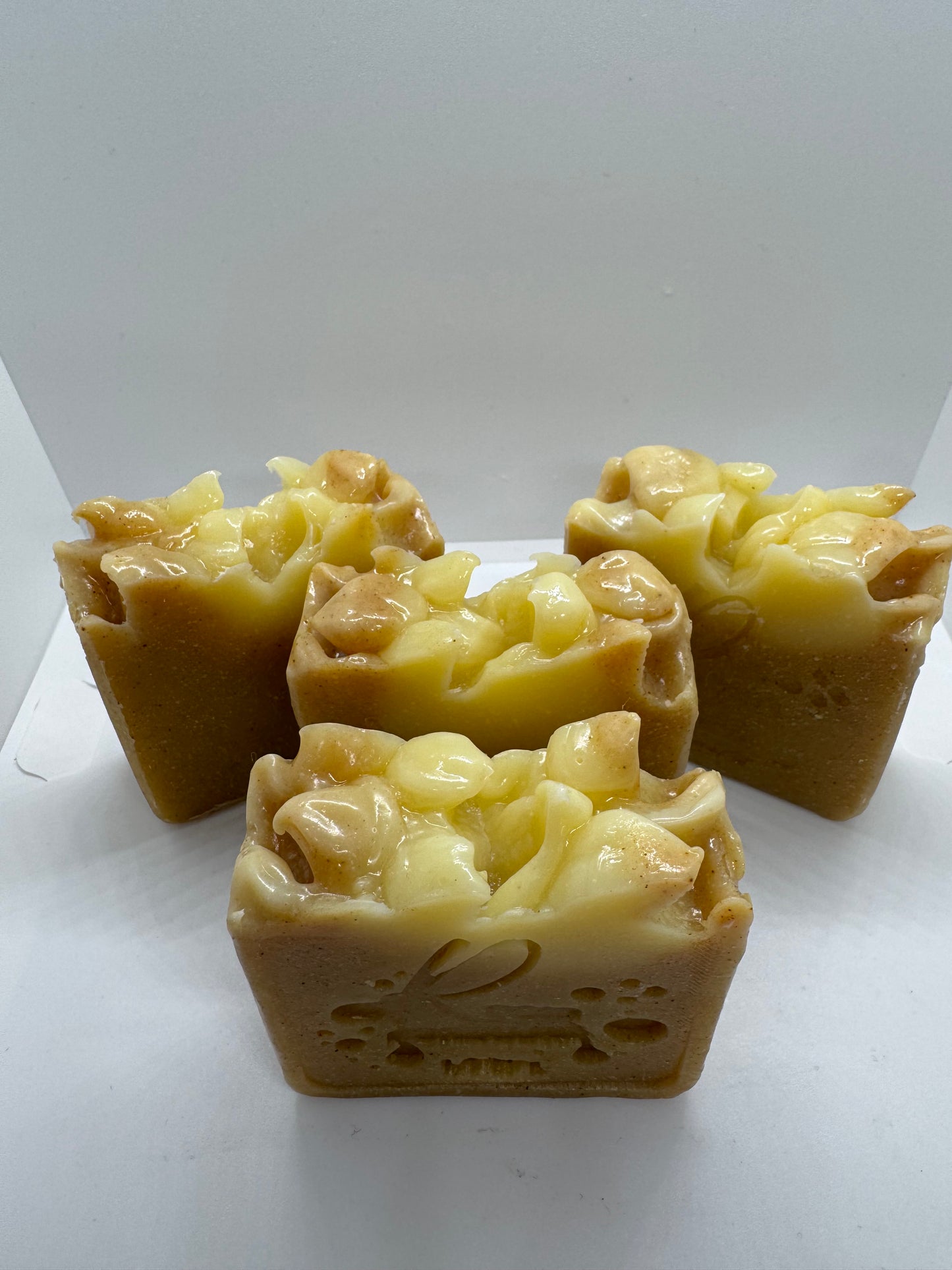 Jabón de cúrcuma y gardenia , saponificado en frío .