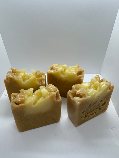 Jabón de cúrcuma y gardenia , saponificado en frío .